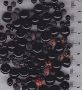 Korálky černá/černá mat/žíhaná černá+červená lesk a mat různé  cca 2500ks 1KG
