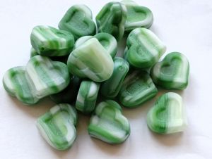 Korálky srdce velikost 14/6mm zelené žíhané 20ks Firma Petr Machačka - výroba skleněné korálky