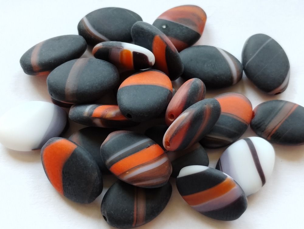 Korálky šváb 16x11x5 mm. Přetah černooranžovobílá mat 20ks. Firma Petr Machačka - výroba skleněné korálky