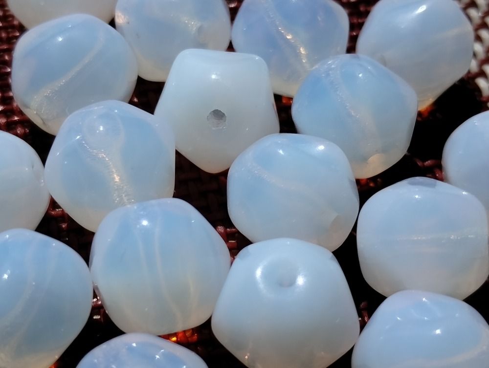Korálky Anglická perle 10 mm opál 18ks Firma Petr Machačka - výroba skleněné korálky