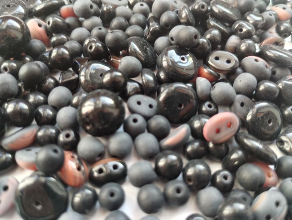 Korálky černá/černá mat/žíhaná černá+červená lesk a mat různé cca 2500ks 1KG Firma Petr Machačka - výroba skleněné korálky