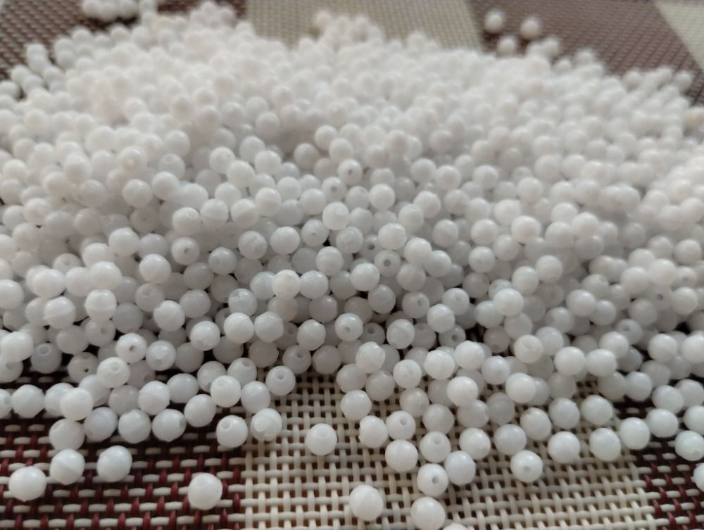 Korálky mačkané 11119001 3mm. alabastr 0300 III.jakost 250gr.- Prodej české skleněné mačkané korálky sklářská surovina firma Preciosa vhodné pro korálkování Firma Petr Machačka - výroba skleněné korálky