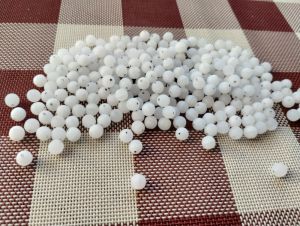 Korálky mačkané 7mm alabastr mat 1 kg III.j. černé dírky
