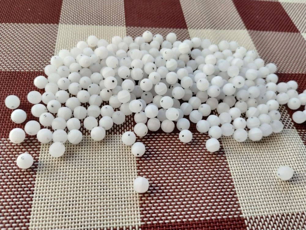 Korálky mačkané 7mm alabastr mat 1 kg III.j. černé dírky Firma Petr Machačka - výroba skleněné korálky