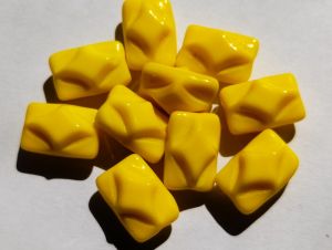 Korálky mačkané tvar 12x7x3mm sytá žlutá 10ks