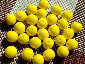 Skleněné mačkané kuličky 8mm sytá žlutá 28ks