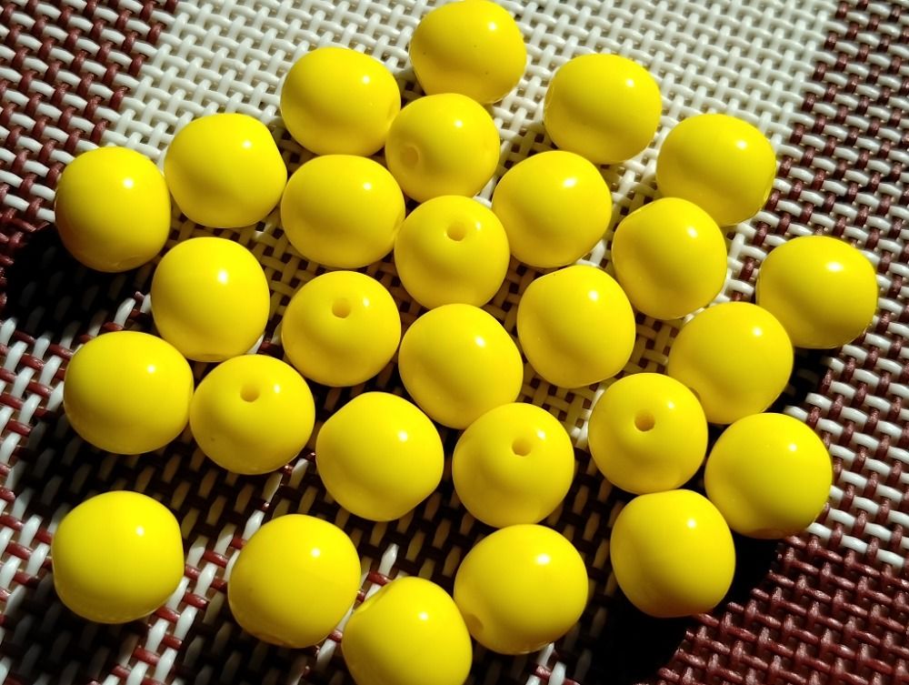 Skleněné mačkané kuličky 8mm sytá žlutá 28ks