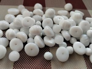 Korálky mix 10mm broušené bílé  + butony III.jakost 250gr.. - Prodej české skleněné mačkané korálky sklářská surovina firma Preciosa vhodné pro korálkování  
