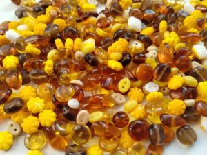 Korálky mačkané mix žlutá, topaz, hnědá různé tvary cca 1500ks 1KG