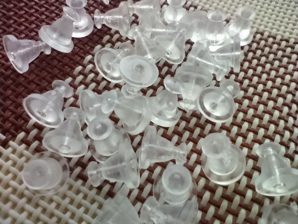Plastové zakončení, cca 6x6 mm Více výrobců - doplňkový sortiment