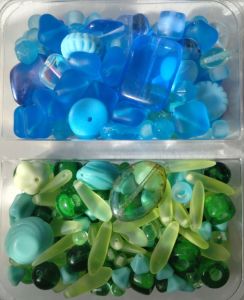 Korálky sada v krabičce modrá/zelená 100 g I. a II. jakost