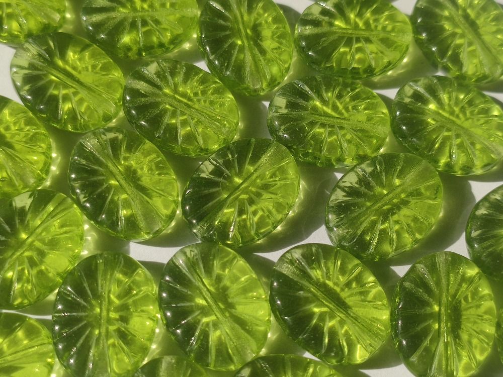 Korálky tvar lístečky 17x13 mm zelené 12 ks Firma Petr Machačka - výroba skleněné korálky