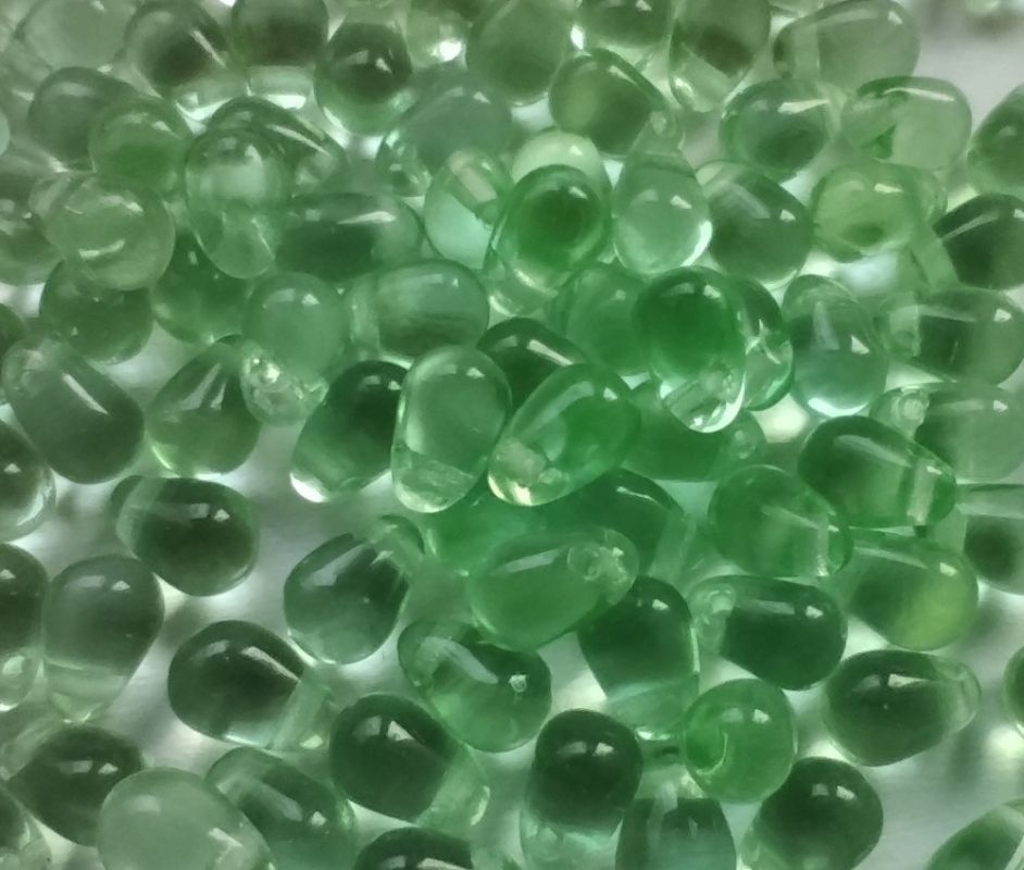 Korálky tvar slza 6x4mm emerald I.jakost- 20g, cca 180 ks