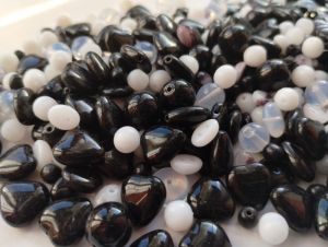 Korálky mačkané černá/bílá/opál/žíhaná různé tvary 100 g 