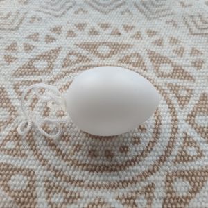 Plastové vajíčko na zavěšení 4 cm - bílé