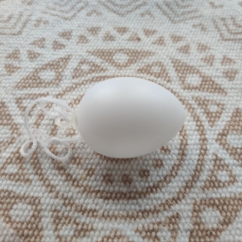 Plastové vajíčko na zavěšení 4 cm - bílé