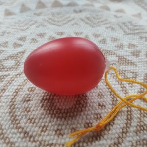 Plastové vajíčko na zavěšení 4 cm - červené