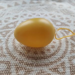 Plastové vajíčko na zavěšení 4 cm - žluté