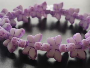 Ploškovaný korálek motýlek fialový