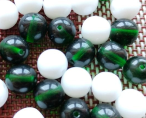Skleněné mačkané kuličky 8mm mix alabastr+ emerald, 50 g